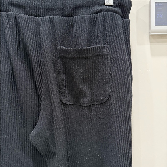 ALO Yoga Black Ribbed Texture - Picture 7 of 10